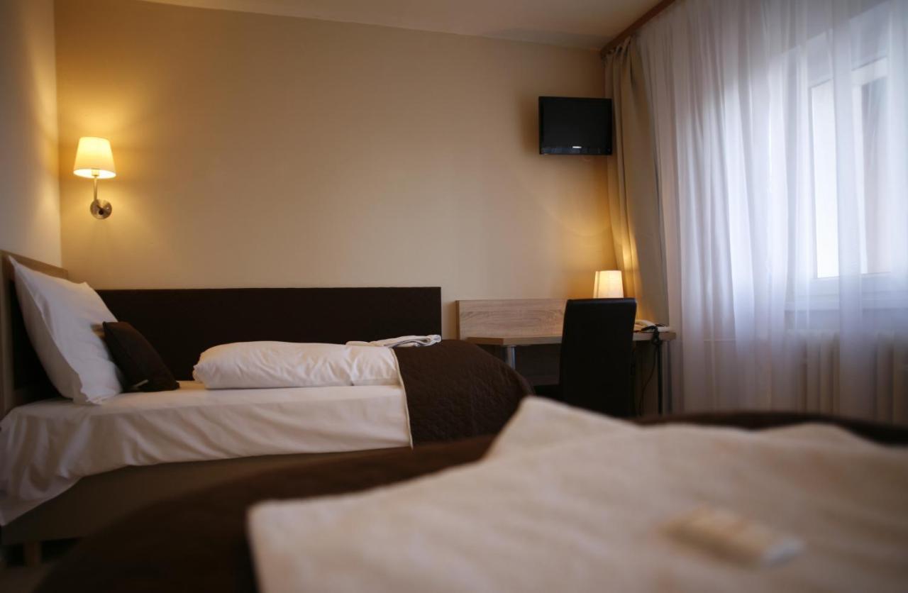 Hotel Pod Vlekem โลชนา โปด กลิโนฟเซม ภายนอก รูปภาพ