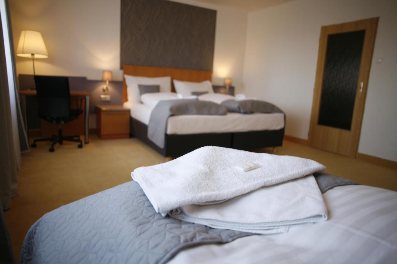 Hotel Pod Vlekem โลชนา โปด กลิโนฟเซม ภายนอก รูปภาพ