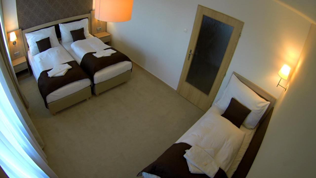Hotel Pod Vlekem โลชนา โปด กลิโนฟเซม ภายนอก รูปภาพ