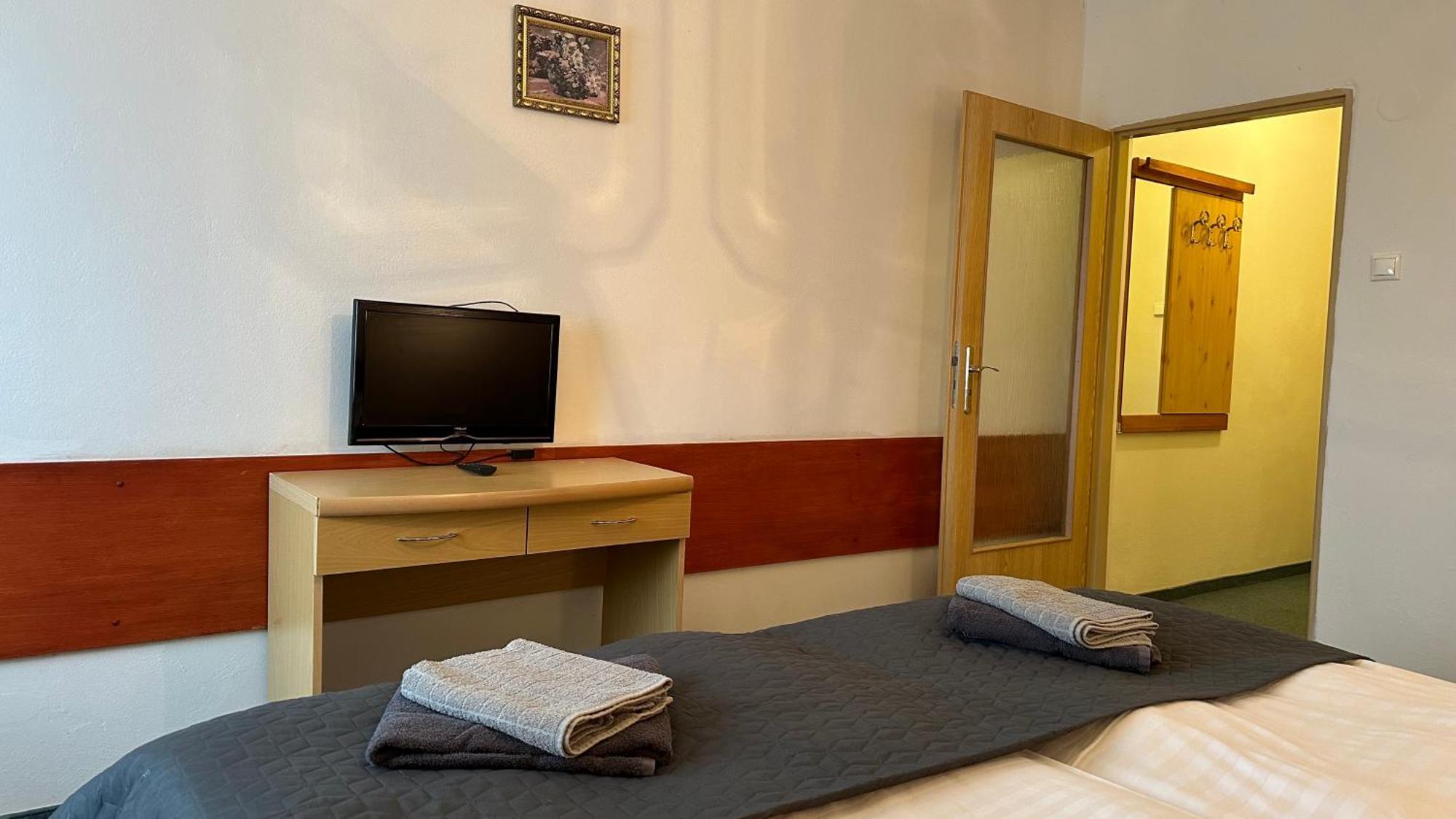 Hotel Pod Vlekem โลชนา โปด กลิโนฟเซม ภายนอก รูปภาพ