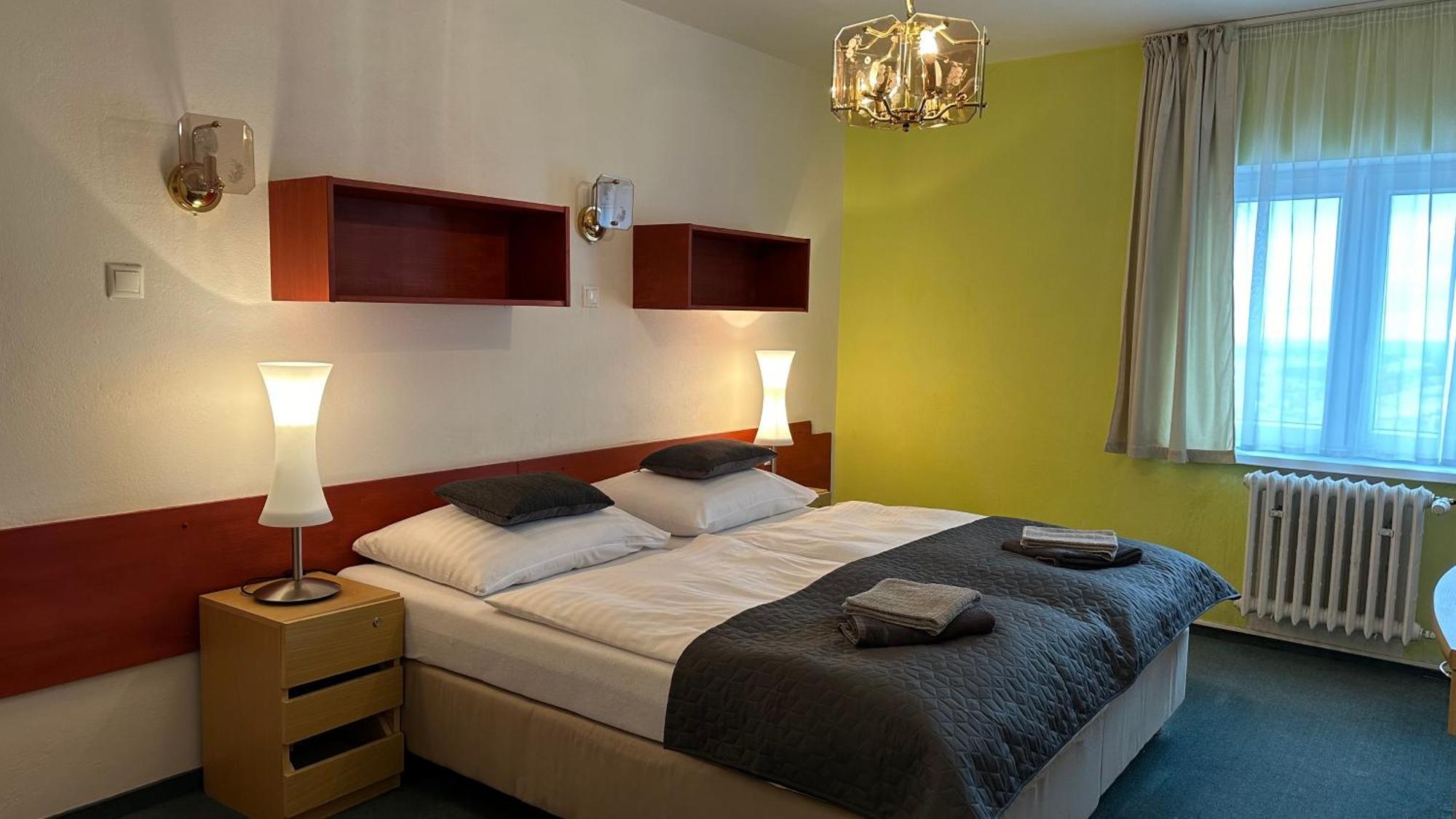 Hotel Pod Vlekem โลชนา โปด กลิโนฟเซม ภายนอก รูปภาพ
