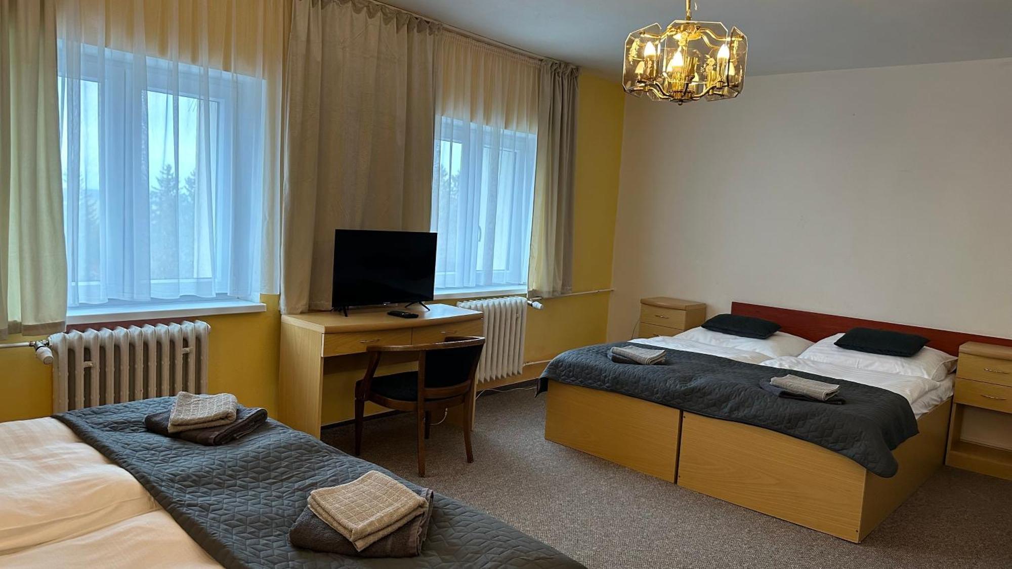 Hotel Pod Vlekem โลชนา โปด กลิโนฟเซม ภายนอก รูปภาพ