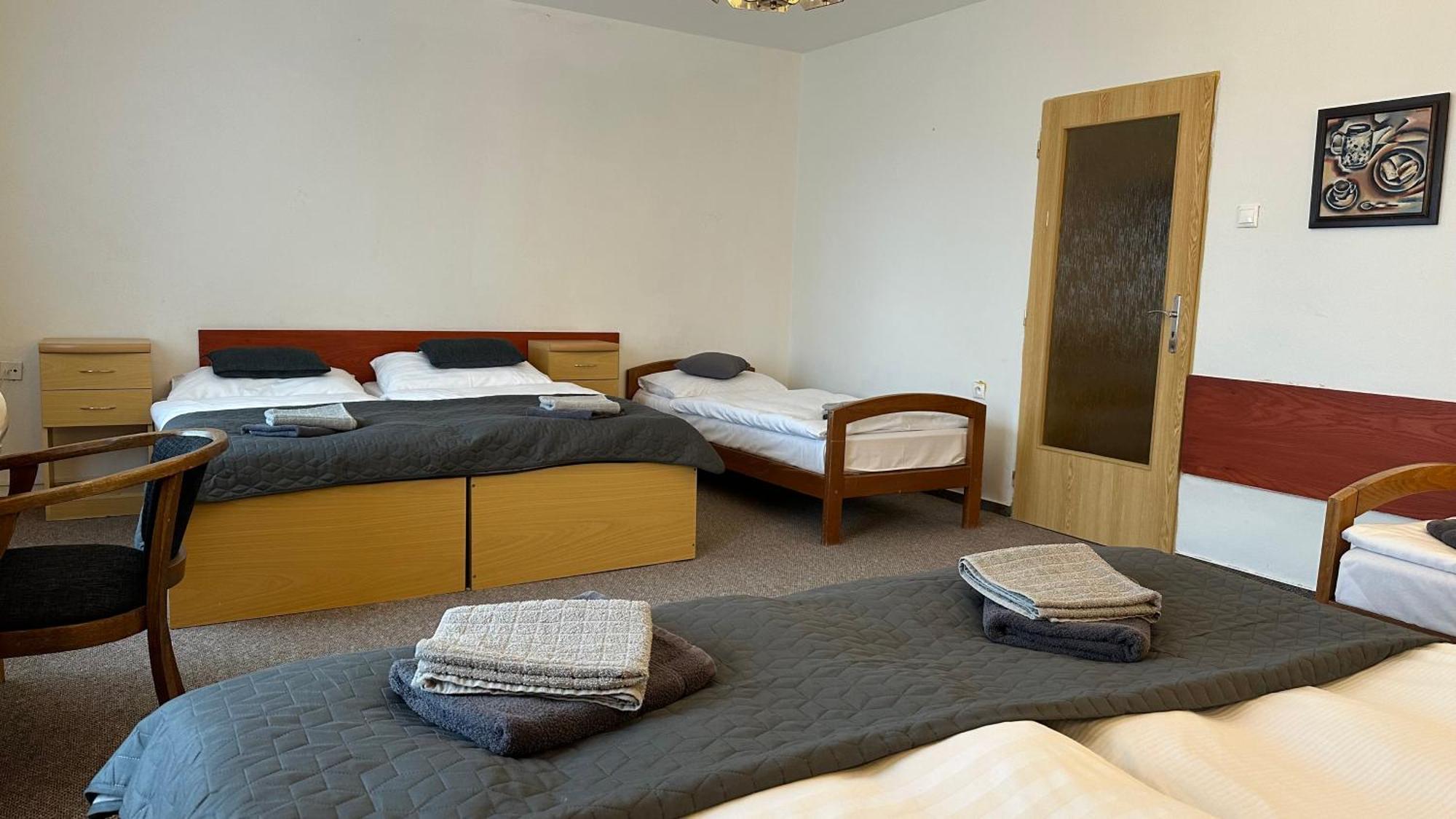 Hotel Pod Vlekem โลชนา โปด กลิโนฟเซม ภายนอก รูปภาพ