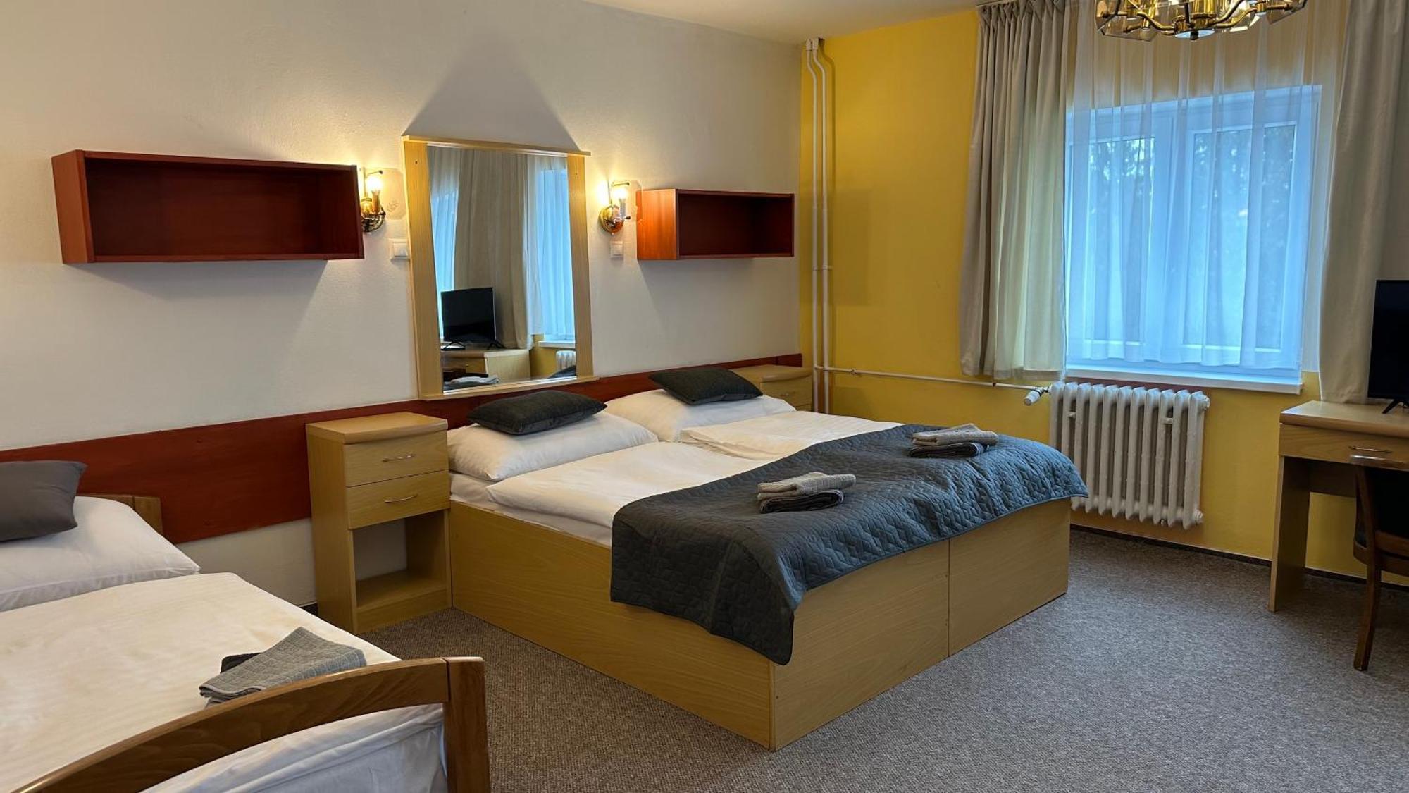 Hotel Pod Vlekem โลชนา โปด กลิโนฟเซม ภายนอก รูปภาพ