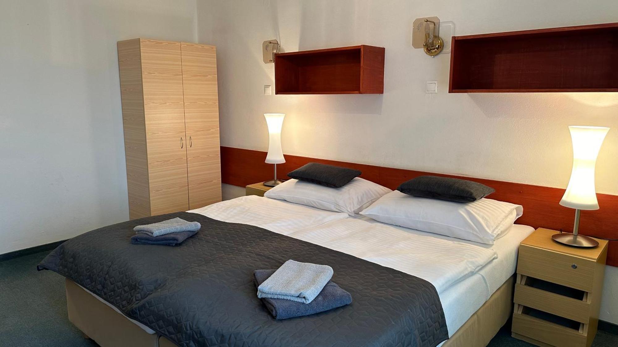 Hotel Pod Vlekem โลชนา โปด กลิโนฟเซม ภายนอก รูปภาพ